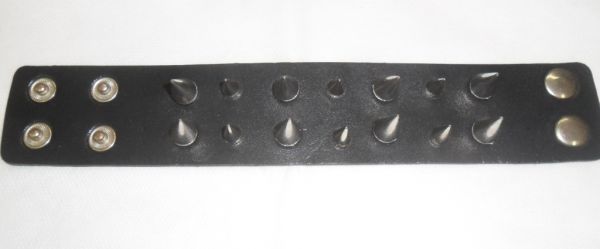 Braceletes de Couro com Spikes