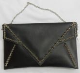 Bolsa social Preta de couro com detalhes em spikes