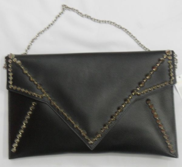 Bolsa social Preta de couro com detalhes em spikes